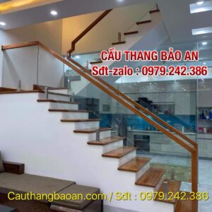 CẦU THANG KÍNH TAY VỊN GỖ ĐẸP . CẦU THANG KÍNH CƯỜNG LỰC TẠI HÀ NỘI