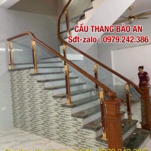 Cầu Thang Kính Cường Lực Tại Hà Nội . Lan Can Cầu Thang Kính Đẹp Tay Vịn Gỗ