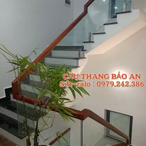 CẦU THANG GỖ KÍNH ĐẸP . MẪU CẦU THANG KÍNH CƯỜNG LỰC TẠI HÀ NỘI