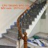CẦU THANG SẮT NGHỆ THUẬT ĐẸP . MẪU CẦU THANG LAN CAN SẮT TAY VỊN GỖ