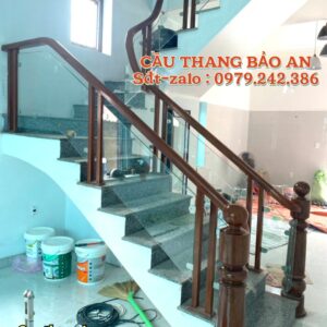 CẦU THANG KÍNH CƯỜNG LỰC TẠI HÀ NỘI . MẪU CẦU THANG KÍNH TAY VỊN GỖ