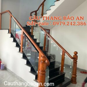 CẦU THANG LAN CAN KÍNH ĐẸP . CẦU THANG KÍNH TAY VỊN GỖ TẠI HÀ NỘI