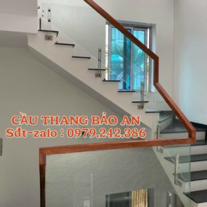 CẦU THANG KÍNH CƯỜNG LỰC TAY VỊN GỖ . CẦU THANG KÍNH ĐẸP TẠI HÀ NỘI
