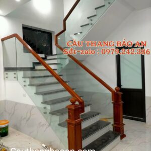 CẦU THANG GỖ KÍNH ĐẸP HIỆN ĐẠI . MẪU CẦU THANG KÍNH TAY VỊN GỖ