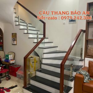 CẦU THANG KÍNH TAY VỊN GỖ ĐẸP . LAN CAN CẦU THANG KÍNH CƯỜNG LỰC HIỆN ĐẠI