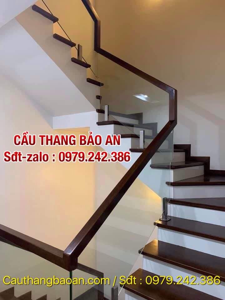 CẦU THANG KÍNH TAY GỖ TẠI ĐÔNG NGẠC, BẮC TỪ LIÊM, HÀ NỘI