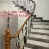 CẦU THANG SẮT ĐẸP NGHỆ THUẬT. CẦU THANG SẮT TAY VỊN GỖ