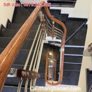CẦU THANG INOX TAY VỊN GỖ ĐẸP. MẪU CẦU THANG GỖ INOX ĐẸP TẠI HÀ NỘI