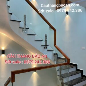 MẪU CẦU THANG KÍNH ĐẸP HIỆN ĐẠI . LAN CAN CẦU THANG KÍNH TAY VỊN GỖ