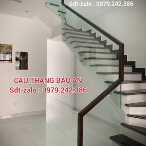 CẦU THANG GỖ KÍNH CƯỜNG LỰC . TAY VỊN CẦU THANG KÍNH GỖ ĐẸP
