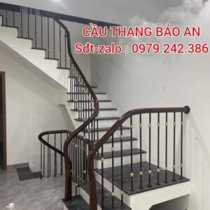 CẦU THANG LAN CAN SẮT NGHỆ THUẬT . MẪU CẦU THANG SẮT ĐẸP TAY VỊN GỖ