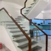 CẦU THANG LAN CAN KÍNH GỖ ĐẸP. TAY VỊN CẦU THANG KÍNH CƯỜNG LỰC