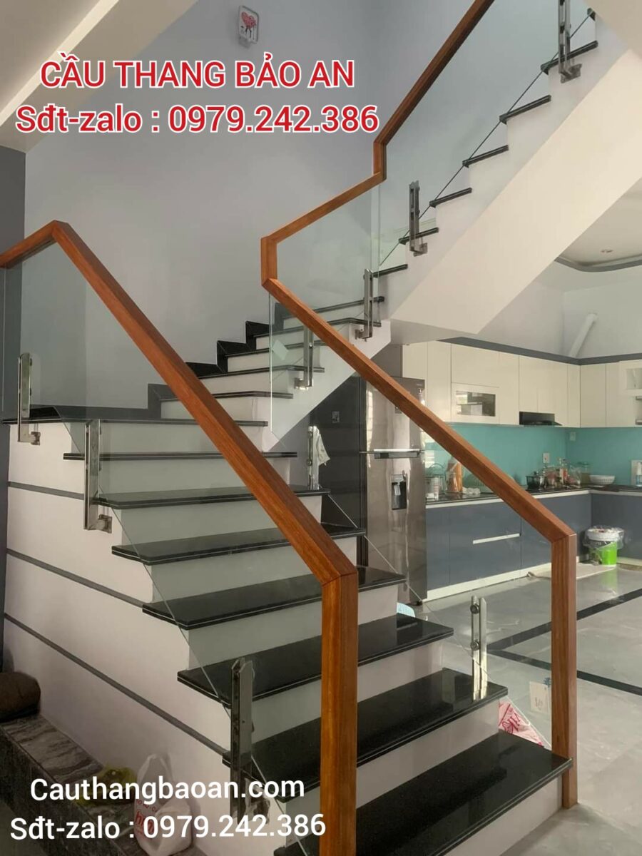 CẦU THANG KÍNH TAY VỊN GỖ ĐẸP TẠI KIM ĐỘNG, HƯNG YÊN