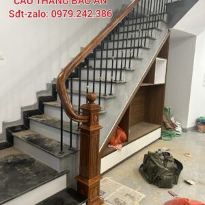 CẦU THANG SẮT MỸ THUẬT ĐẸP . LAN CAN CẦU THANG SẮT TAY VỊN GỖ