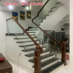 CẦU THANG KÍNH TAY GỖ ĐẸP . CẦU THANG KÍNH CƯỜNG LỰC TẠI HÀ NỘI