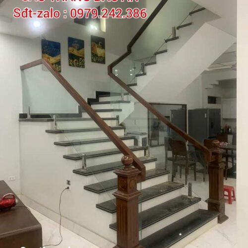 CẦU THANG KÍNH TAY GỖ ĐẸP . CẦU THANG KÍNH CƯỜNG LỰC TẠI HÀ NỘI