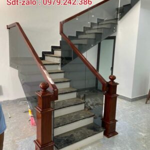 CẦU THANG KÍNH MÀU XÁM KHÓI. TAY VỊN CẦU THANG KÍNH GỖ ĐẸP