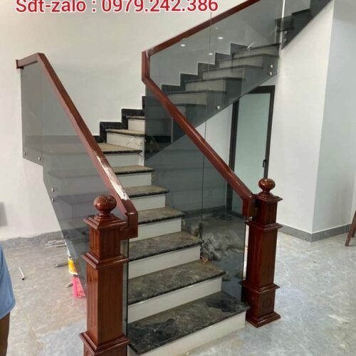 CẦU THANG KÍNH MÀU XÁM KHÓI. TAY VỊN CẦU THANG KÍNH GỖ ĐẸP