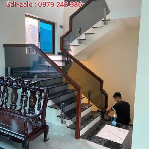 CẦU THANG KÍNH MÀU TRÀ ĐẸP . CẦU THANG KÍNH GỖ ĐẸP TẠI HÀ NỘI