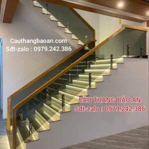 CẦU THANG KÍNH XÁM KHÓI TẠI HÀ NỘI. LAN CAN CẦU THANG KÍNH ĐẸP TAY GỖ