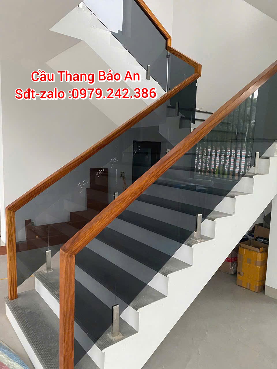 CẦU THANG KÍNH ĐẸP XÁM KHÓI . LAN CAN CẦU THANG KÍNH TAY VỊN GỖ