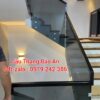 CẦU THANG KÍNH GỖ XÁM KHÓI ĐẸP . TAY VỊN CẦU THANG KÍNH HIỆN ĐẠI