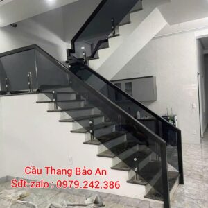 CẦU THANG KÍNH XÁM KHÓI . CẦU THANG KÍNH ĐẸP TAY VỊN GỖ