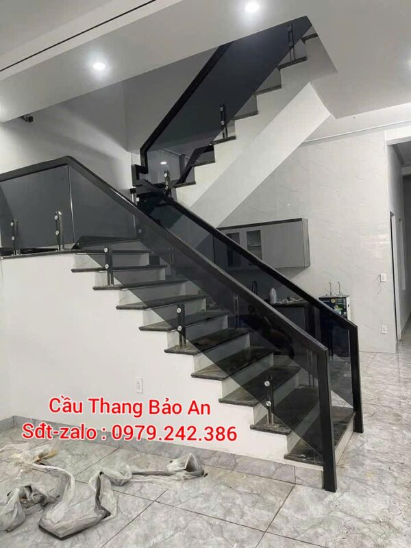 CẦU THANG KÍNH XÁM KHÓI . CẦU THANG KÍNH ĐẸP TAY VỊN GỖ