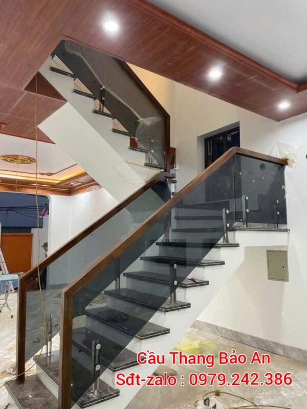 TAY VỊN CẦU THANG KÍNH ĐẸP. CẦU THANG LAN CAN KÍNH TAY VỊN GỖ